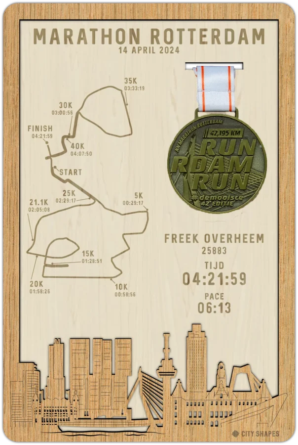 Eiken medaillehouder van Marathon Rotterdam, City Shapes wanddecoratie