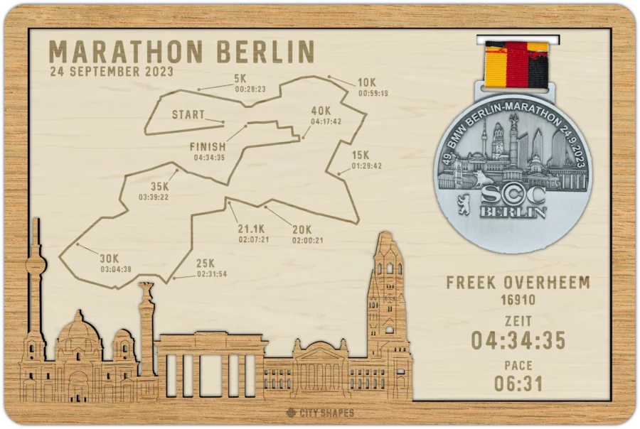 Eichenholz Medaillenhalter von Marathon Berlin, City Shapes Wanddekoration