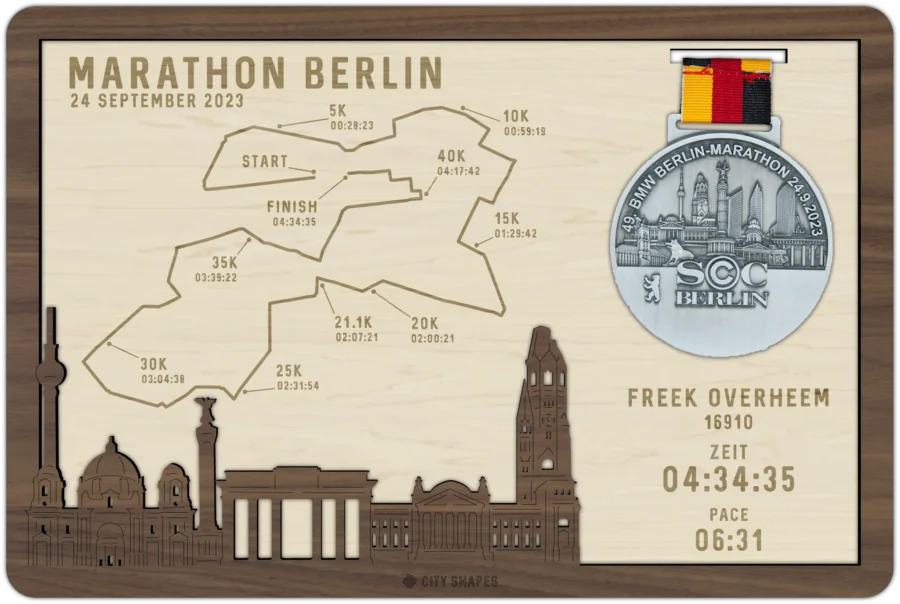 Nussbaum Medaillenhalter von Marathon Berlin, City Shapes Wanddekoration